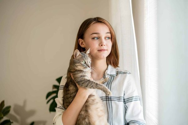 Le chat ami de l'homme : Qu'est-ce qu'il apprécie chez l'homme ?